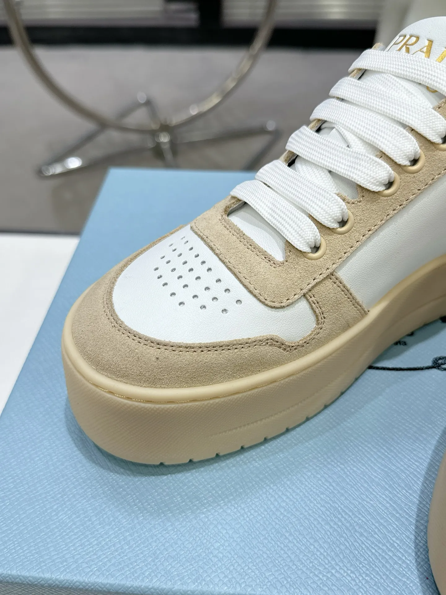 👟👟Ex-factory price 600👟👟 Prada Latest Downtown Bold series Thick-soled Platform Shoes Triangle Logo Casual Sports Shoes White Shoes Original purchase, development and production Downtown Bold sneakers are inspired by the basketball shoes of the 1980s, with sporty design and exquisite details. Crafted from perforated leather, the statement platform sole provides a unique, modern style. The Prada logo is interpreted from different angles, decorated with the iconic enameled triangular metal logo, highlighting the unique classic style. Exquisite packaging at the delivery counter🛍📦 ▪️Fabric: Original custom imported first-layer cowhide ▪️Inner lining: Original imported sheepskin ▪️Outsole: Original open-molded ultra-light foam material ▪️Sole thickness: 4.5CM ▪️Size: Women's 35-40